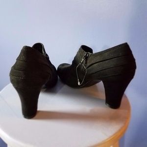 NWOT Aerosoles Black Suede Ankle Booties Size 7.5